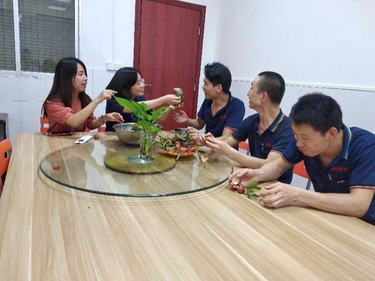 2018端午節(jié)紙箱打包帶廠家宏展包裝開展包粽子活動(dòng)